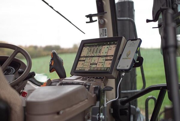 Gadgetme Handyhalterung V1 mit Wireless Ladefunktion passend für John Deere mit Command Center 4600 15W Fast Wireless