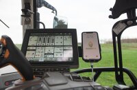 Gadgetme Handyhalterung V1 mit Wireless Ladefunktion passend für John Deere mit Command Center 4600 15W Fast Wireless