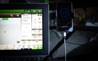 Gadgetme Handyhalterung V2 oben mit Wireless Ladefunktion passend für John Deere mit Command Center 4600 15W Fast Wireless