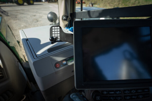 Gadgetme Handyhalterung V2 oben passend für John Deere mit Command Center 4600